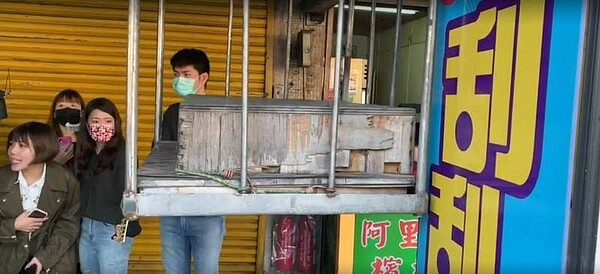 騎樓裝設升降梯明顯危險,建管處開罰6萬元,並要求限期改善。圖/建管處提供