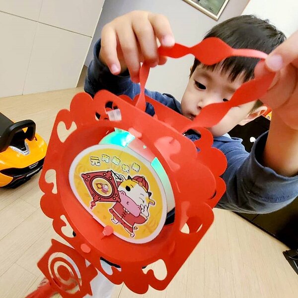 小朋友動手DIY組裝元宵節最可愛的牛牛花燈。圖／永慶房產集團提供