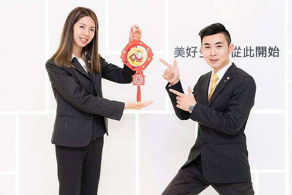 永慶房屋推出「卡哇伊」的圓滿牛牛花燈，限量3萬個，數量有限、送完為止。圖／永慶房產集團提供