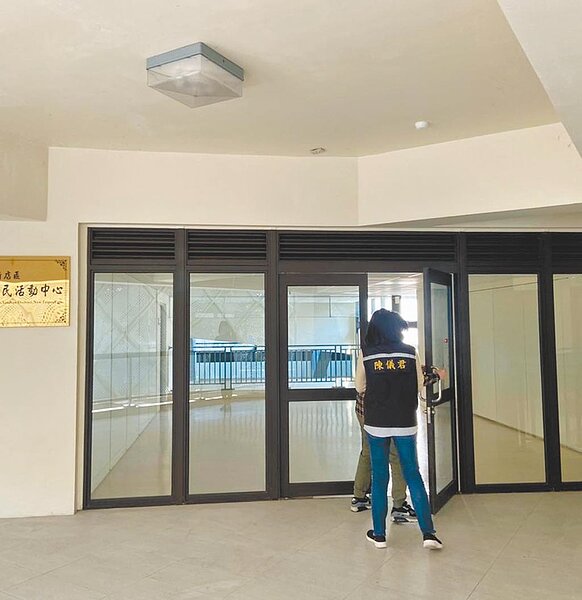 新北市議員陳儀君發現，「新店直潭市民綜合大樓與兒童遊戲區」近年來使用次數寥寥無幾，且平時大門深鎖、無人管理，成了名副其實的「蚊子館」。（陳儀君服務處提供／葉書宏新北傳真）