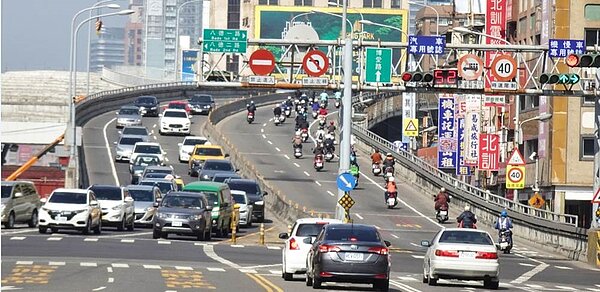 中博高架橋將在2月27日啟動拆除工程,並規畫在2023年完成站東區域車站結構物興建工程、站東路開闢工程。圖/本報資料照片