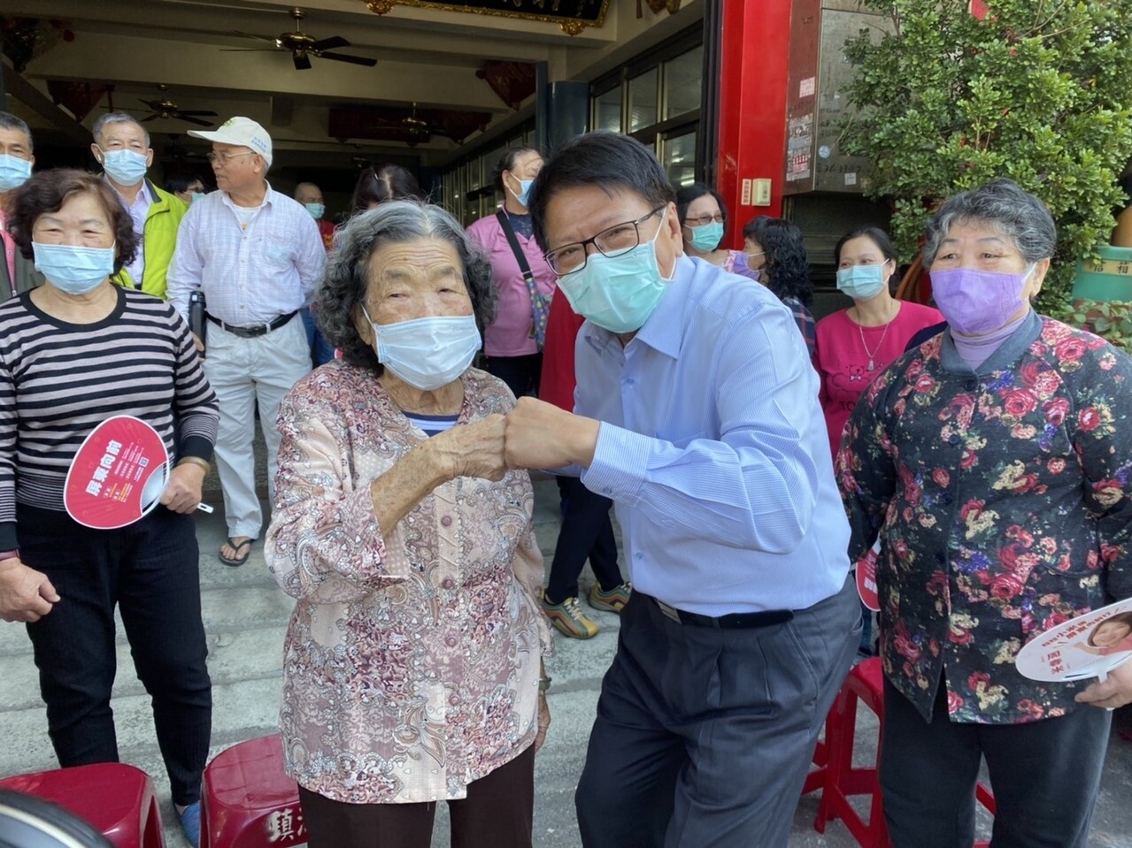 屏東縣長潘孟安(前右二)出席社區照顧關懷據點揭牌,與長輩親切互動。記者陳弘逸/攝影