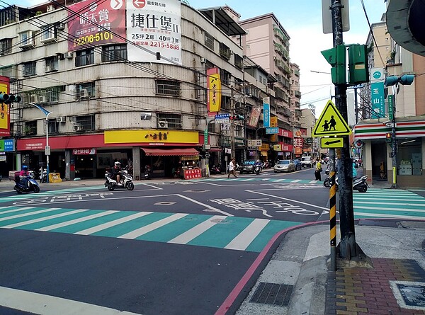 新北市前年起啟動「通學巷2.0」專案計畫,預計年底前完成全市211所國小改善。圖/聯合報系資料照