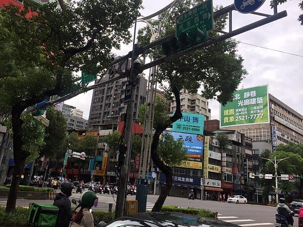 中山北路二段及建國高架道路3月底將啟用科技執法取締違規,圖為馬偕醫院前。圖/北市交大提供