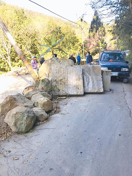 北河村苗26線通往北河國小道路，遭巨石土堆路障封閉道路入口，地方居民陳情難以通行。（居民提供／何冠嫻苗栗傳真）