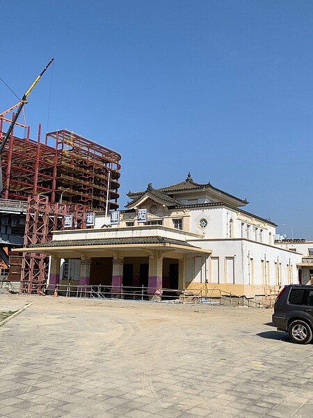 原帝冠式建築的老高雄車站,將在明年1月重新定位回到車站中軸線。記者蔡孟妤/攝影