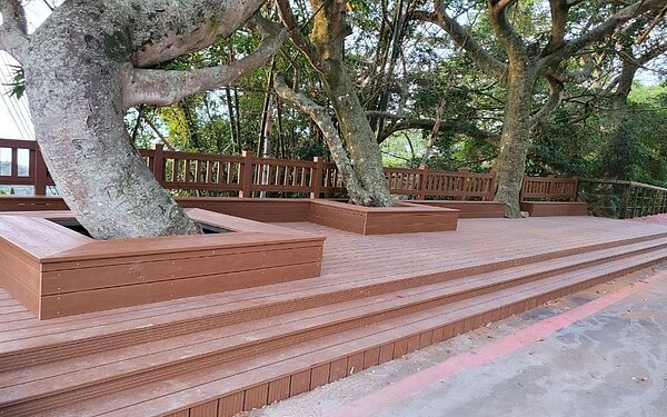 800萬元苗栗縣「頭屋鄉鳴鳳山休憩區周邊環境暨觀光軸線營造計畫」工程新近完工,縣府歡迎民眾走一趟。圖/苗栗縣政府提供