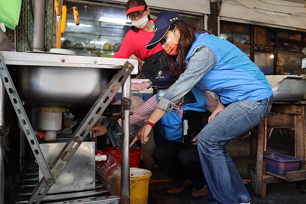 新北市政府市場處針對永和民治市場查核攤商裝置油脂截留器情形,營業會產生油脂攤商共計38攤已全數裝設完成,為瓦磘溝沿線第一座減汙示範市集。圖/新北市政府提供
