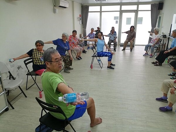 里民參與音樂輔療課程。 明興里里辦公處/提供