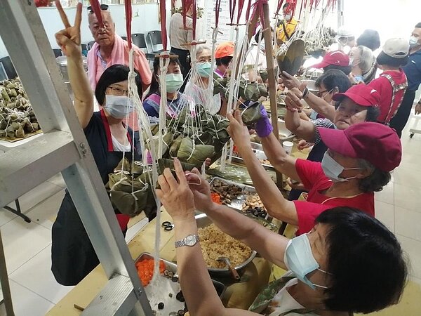 明興里會於節慶時舉辦慶祝活動，圖為中秋包粽活動。 明興里里辦公處/提供