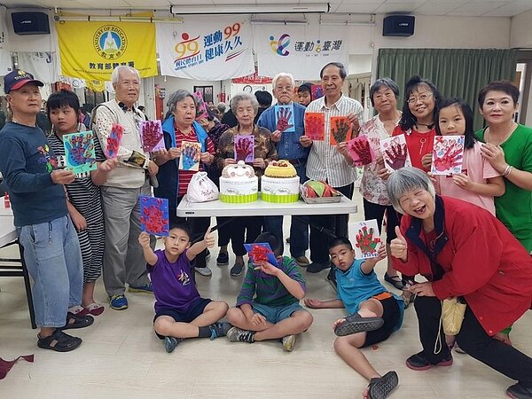 里民一同參與社區課程。 明興里里辦公處/提供