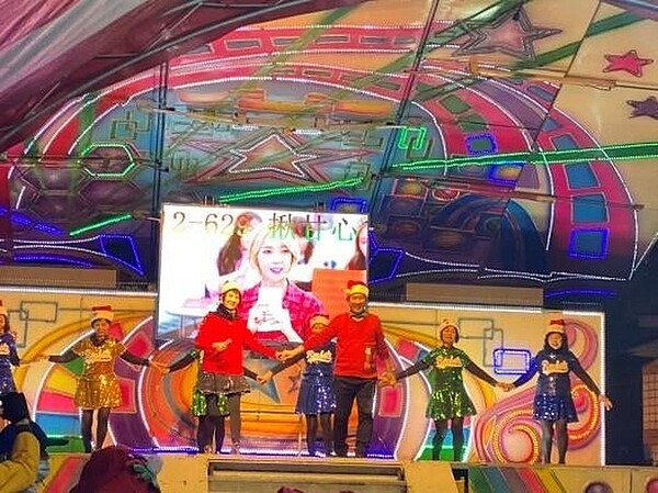 聖誕晚會上的精彩舞蹈演出。圖/鄧瑞興提供