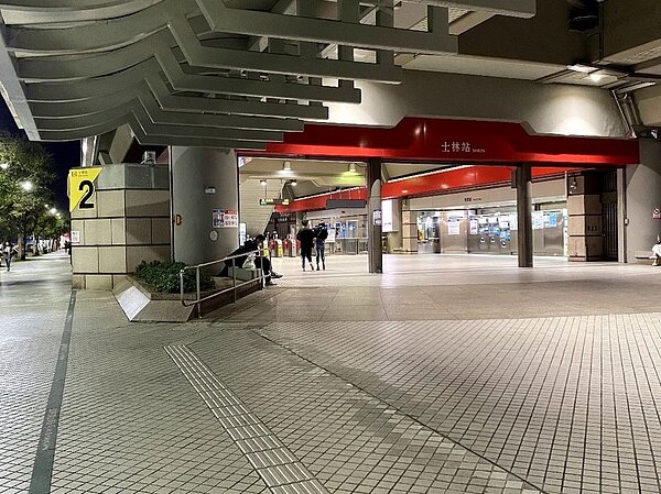 士林捷運站臨近劍潭捷運站（圖/李寶兒）