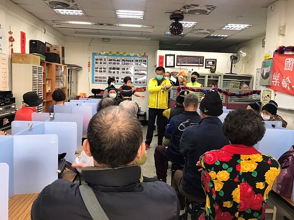 國業里共餐前的健康講習帶領長者一起運動。圖／林銘賢提供