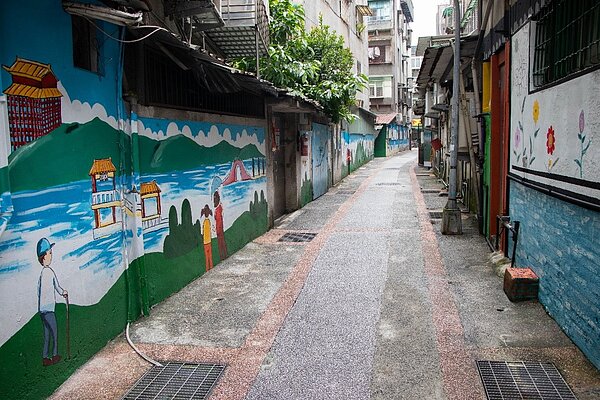 位於國業里虎林街600巷的彩繪牆。圖／林立雅攝