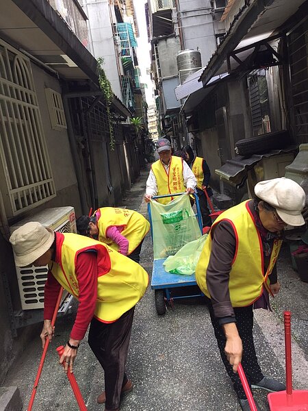 國業里里民一同清掃防火巷。圖／林銘賢提供