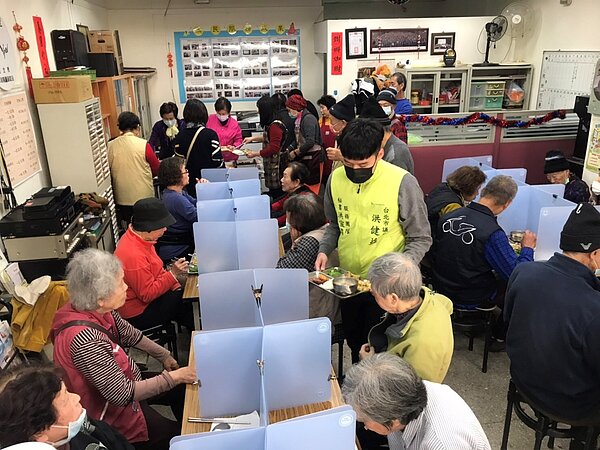 國業里共餐因應疫情使用隔板。圖／林銘賢提供