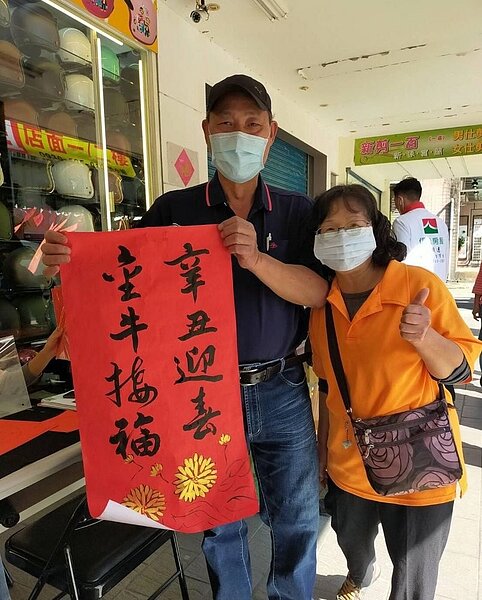 揮毫活動當天里長與里民的合照。 鐘譯樂/提供