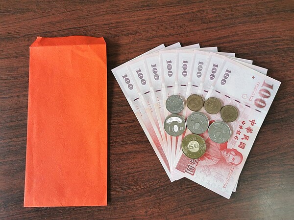 2月26日是元宵節,命理專家楊登嵙提供民眾前往廟宇參拜時的訣竅,他建議民眾參拜時攜帶裝吉利數字的紅包,擺在供桌,可補財庫旺財。圖/楊登嵙提供