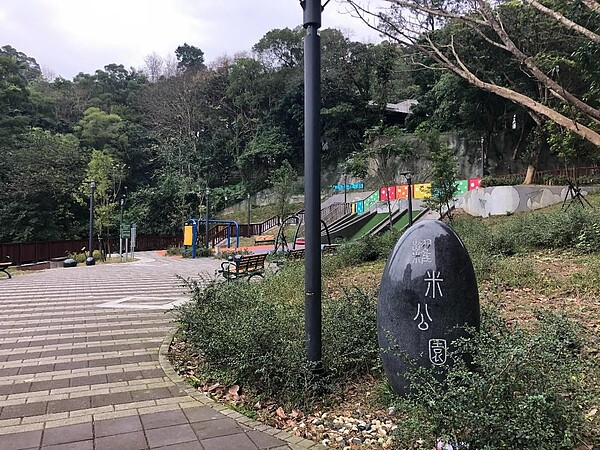 位於泰和里的糶米公園入口。圖／林立雅攝