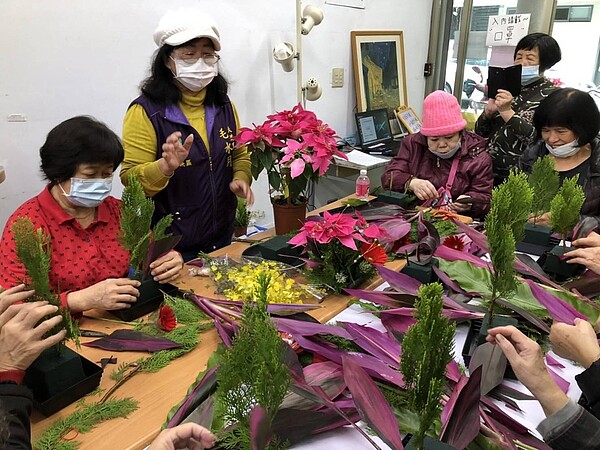 大道里插花才藝班,里長與里民共同學習。圖/毛水月提供