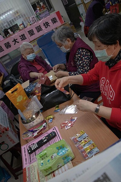 里民一同協助包裝年糖。圖/林立雅攝