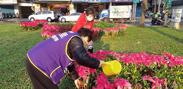 里民協助灌溉社區花木。圖／毛水月提供