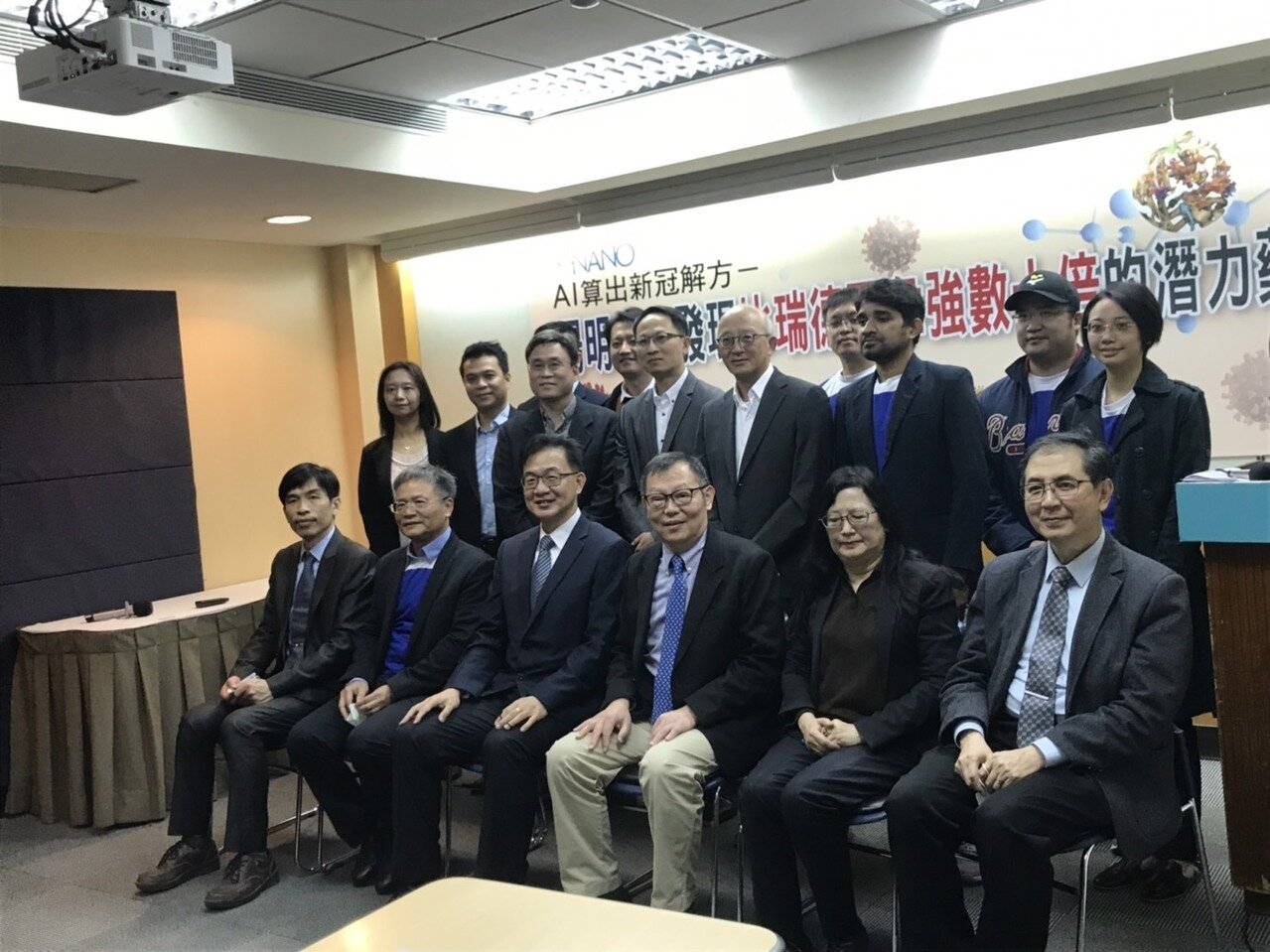 陽明交大生物科技學院院長楊進木發表研究成果，團隊用AI找出一種抗發炎舊藥JMY206能抗新冠肺炎，經動物實驗證實，藥效比瑞德西韋強約30倍。記者潘乃欣／攝影