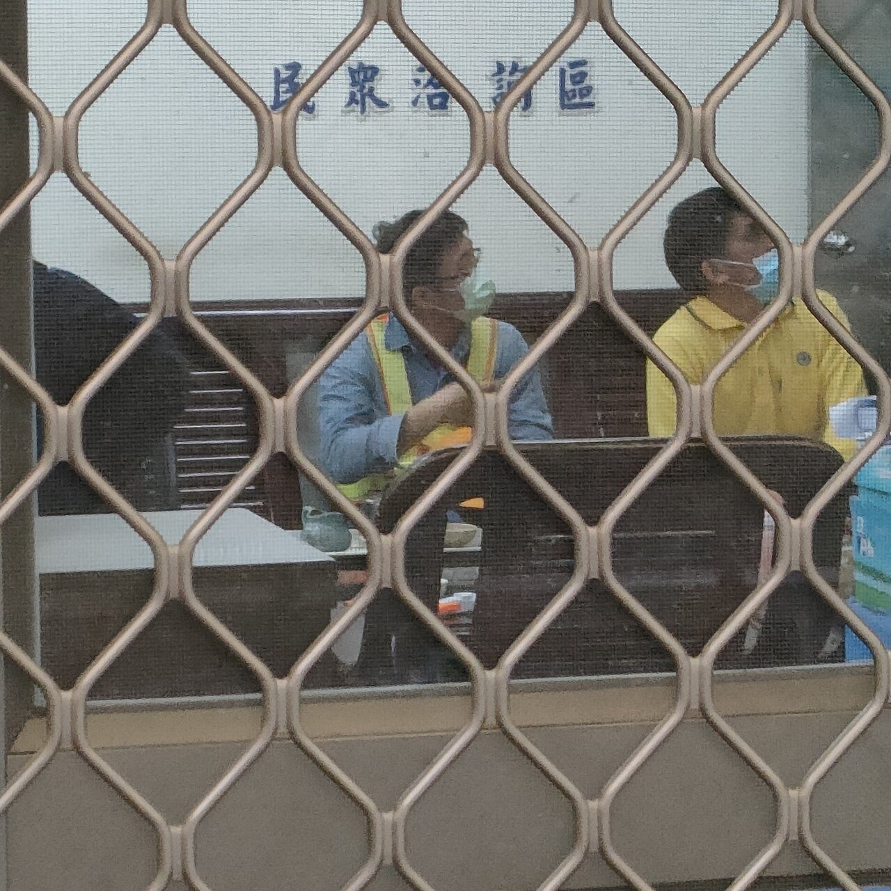 經檢察官訊問,認為陳姓司機員(左)及同車的鍾姓指導員(右)涉犯刑法第276條過失致死等罪嫌重大,各諭知10萬交保候傳。記者尤聰光/攝影