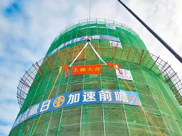 前鎮科技園區智造基地首座標準廠房23日上梁,預計11月完工啟用。(前鎮科技園區提供/柯宗緯高雄傳真)