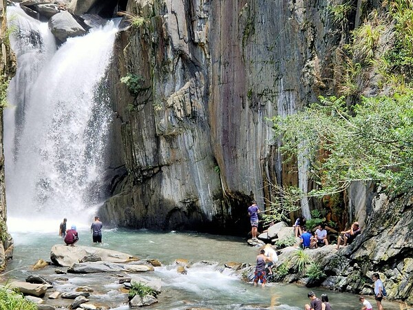 南投縣仁愛鄉夢谷景致優美,但近年遊客增加,衍生垃圾、塞車、違規下水等亂象。圖/本報資料照