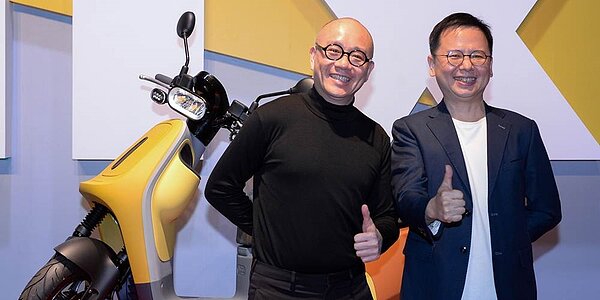 Gogoro 23日發表全新車款Gogoro VIVA MIX,主打台灣主流機車消費市場習慣的10吋輪圈、軸距小於1,250mm的車款,採用模組化設計,並同步推出POP客製化配件系統,Gogoro執行長陸學森(左)及產品長彭明義(右)出席為新產品站台說明。圖/王德為