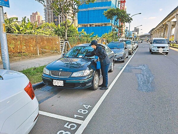 新北市9路段公共汽車車格3月起將開始收費，希望提高車格周轉率。（新北市交通局提供／葉德正新北傳真）