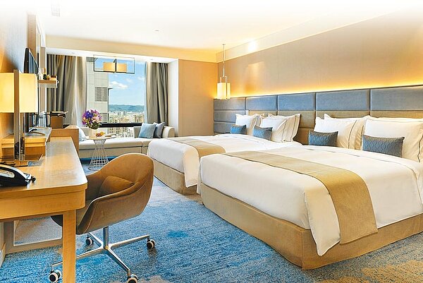 板橋凱撒大飯店「經典家庭房」。(業者提供)