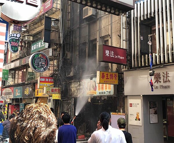 24日上午10點多，北市南陽街一處公寓二樓不斷竄出濃濃黑煙，消防人員獲報後抵達現場撲滅火勢。圖／翻攝自PTT