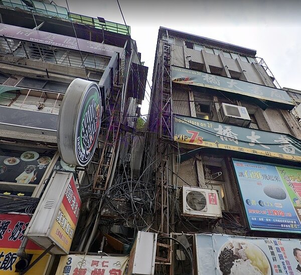 南陽街老舊電線外露狀況嚴重，形成消防隱憂，當地里長透露不是沒有地下化念頭，只不過要與都更配合實在很難喬。圖／截自google maps