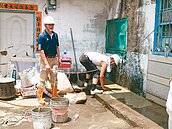 幫弱勢修屋　王英吉組行善團