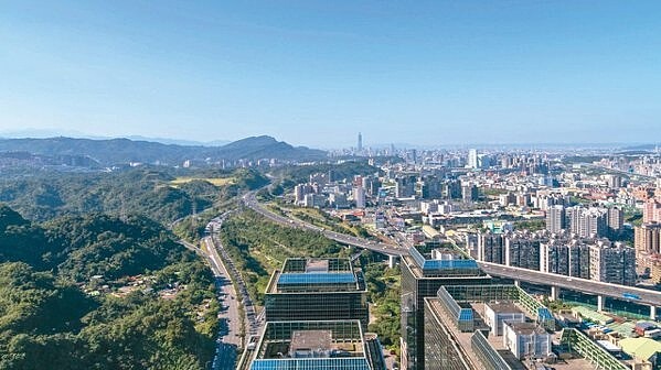 汐止匯集了中山高及北二高二大交通動脈,同時兼有二條國道沿線分別以生產製造、貿易與高端研發二種特質,吸引企業買盤進駐。遠雄/提供