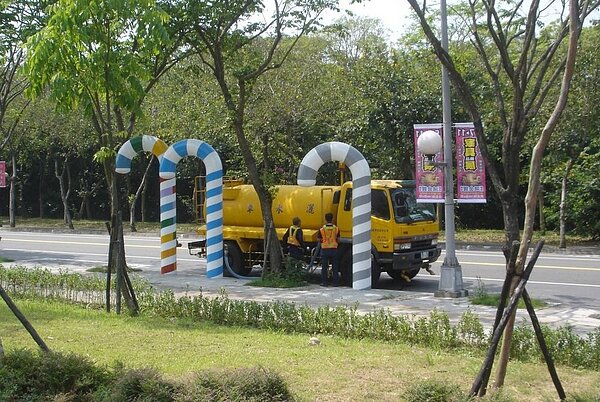 彩虹色之棒棒糖回收水供應站，將廢污水處理為符合放流標準之回收水，提供市民清洗車道、澆灌花木草皮、工地抑制揚塵等不直接接觸皮膚之用途。圖/新北市政府提供