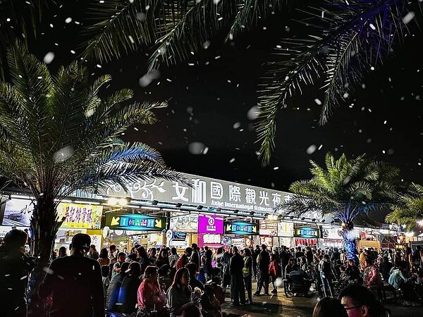 安和國際觀光夜市很熱鬧，異國美食來擺攤。圖／政治大學永慶房屋公益產學合作實習記者夏曉山翻攝