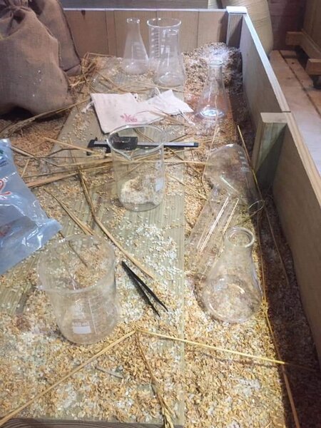 宜蘭二結穀倉古蹟展館的「呷飯實驗室」遭破壞，像被轟炸機炸過，已看不出原貌，慘不忍睹。圖／林奠鴻提供
