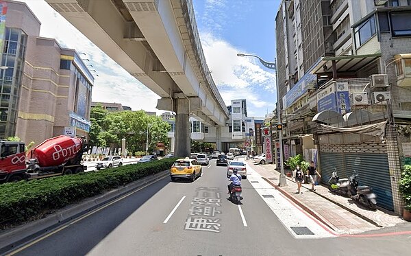 北市府預計兩年內全面汰換家戶門牌,北市議員王浩接獲民眾陳情,家在內湖區康寧路,更換的門牌地址變成「興隆路三段」,兩地相隔甚遠,錯得離譜。圖為康寧路/翻攝Google Maps