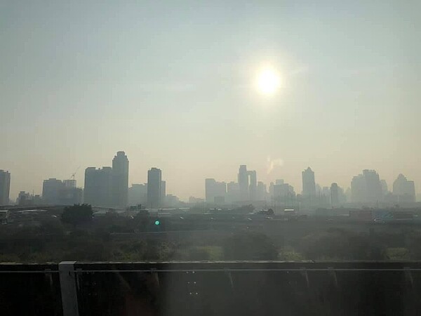 環保署預報,今、明兩天空品差,天空灰濛濛一片,能見度差。圖/蘇偉碩提供