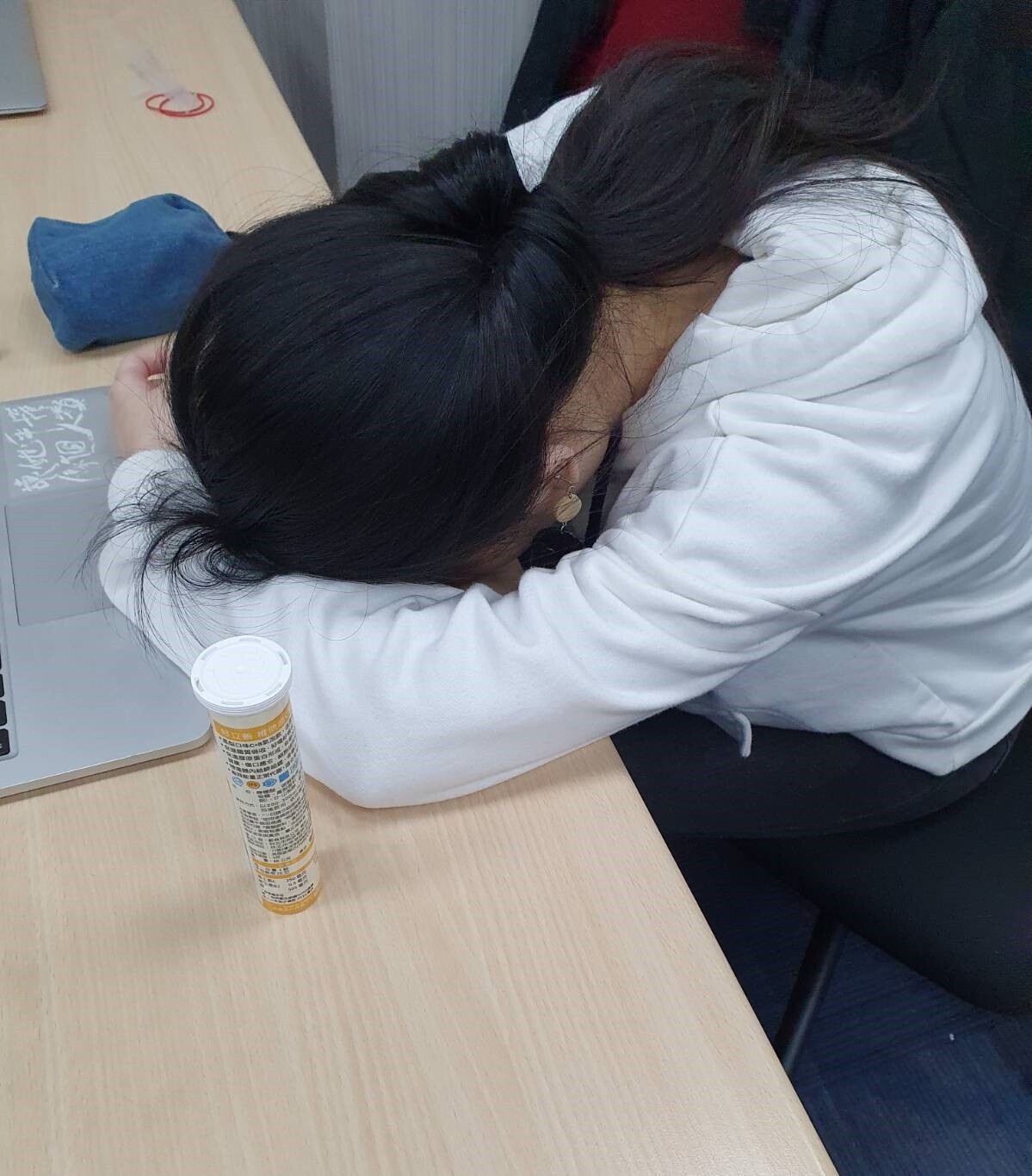 如果打開書本就想睡覺、上課上到一半就無預警睡著,小心可能罹患「猝睡症」。記者楊雅棠/攝影