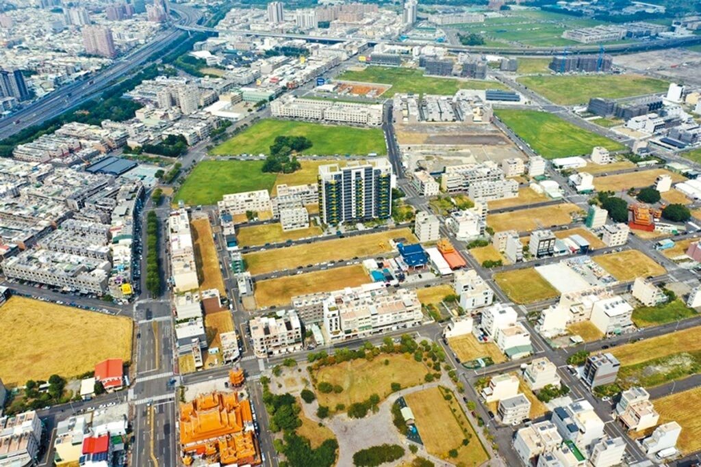 大林蒲遷村安置地分布於前鎮區明正里與鳳山區南成里、保安里及中民里,緊臨中山高速公路、台88線,圖為空拍圖。(高雄市都發局提供/林瑞益高雄傳真)