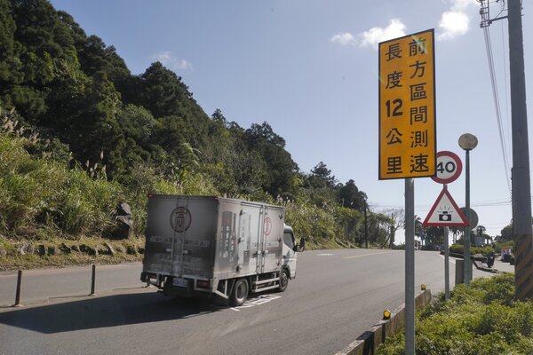 台灣機車路權促進會發起「228北宜區間乖寶寶運動」，抗議濫設區間測速。聯合報系資料照