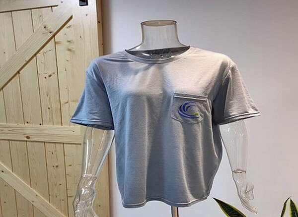 海洋廢棄物高質化循環利用示範推廣計畫,包括台東全國有7縣市參與,將各地海灘所得海漂寶特瓶,透過高品質的再生利用技術製成衣料,23日由國家隊發表「潯寶衣」成果。圖/台東縣環保局提供