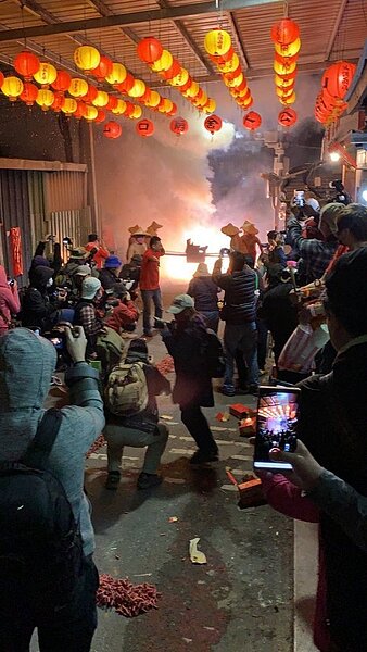 社子島環評原訂元宵節前一天續審,居民質疑惡整,緊急喊卡(圖為社子島去年夜弄土地公活動)。圖/社子島自救會提供