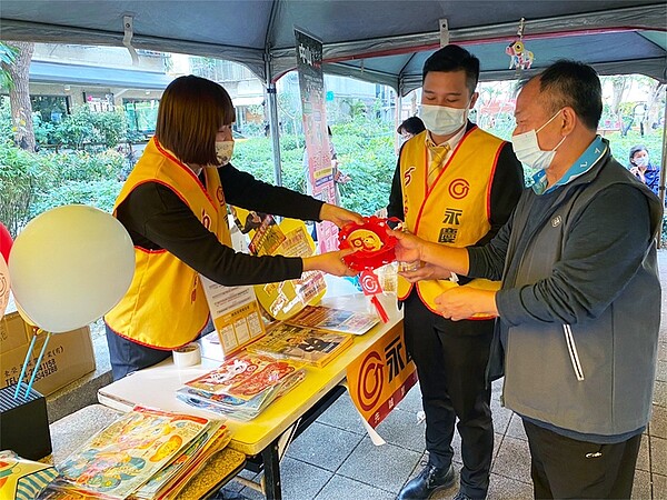 永慶房屋準備吸睛造型氣球,讓民眾紛紛上前索取。圖/永慶房屋提供