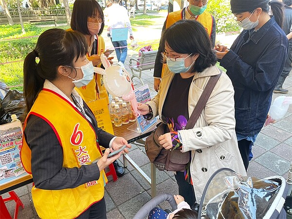 永慶房屋在活動現場不僅提供房地產稅務諮詢,也贈送應景花燈給江山里里民。圖/永慶房屋提供